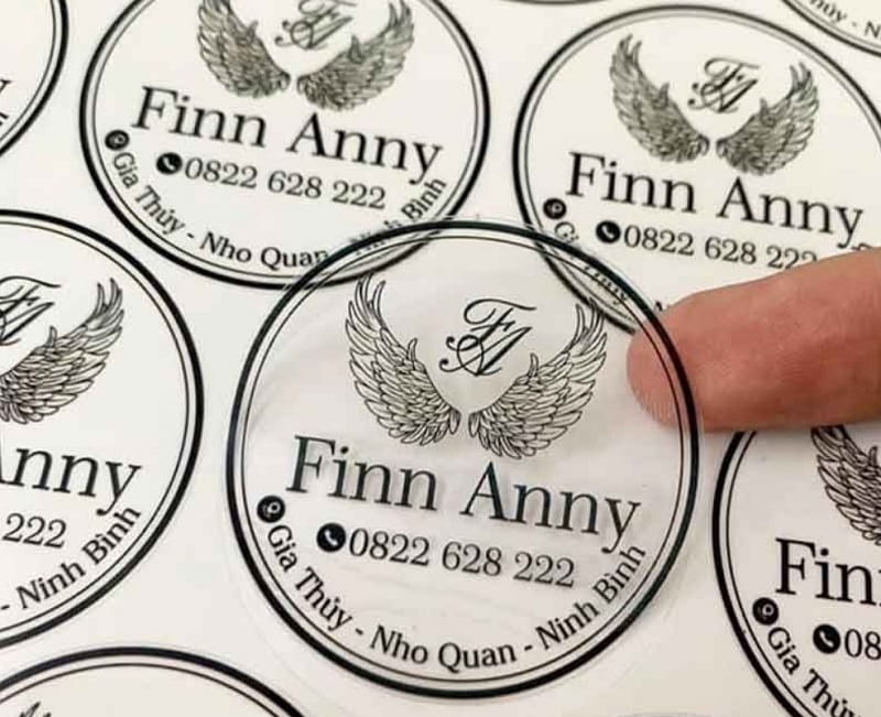 Một mẫu in decal nhựa trong suốt nhìn xuyên